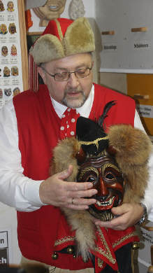 Maskenschnitzer Günther Wetzel mit einer seiner Masken